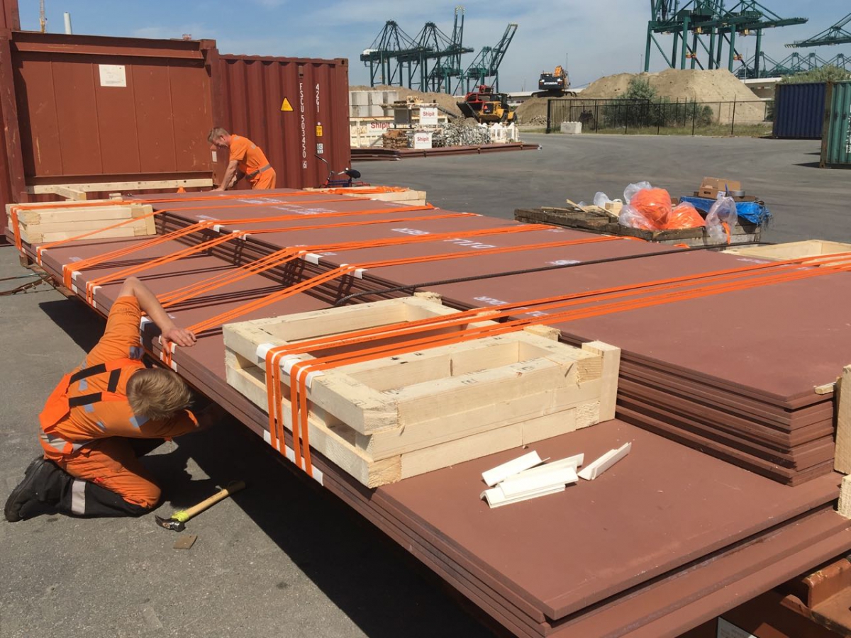 Special Ultra-Wide of Wear-resistant steel plates were packing at port-1