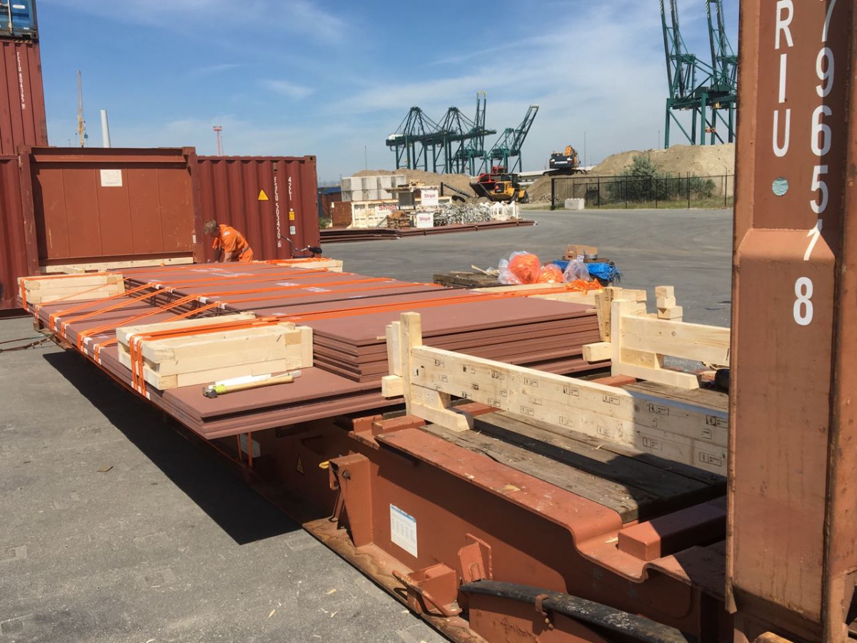 Special Ultra-Wide of Wear-resistant steel plates were packing at port-2