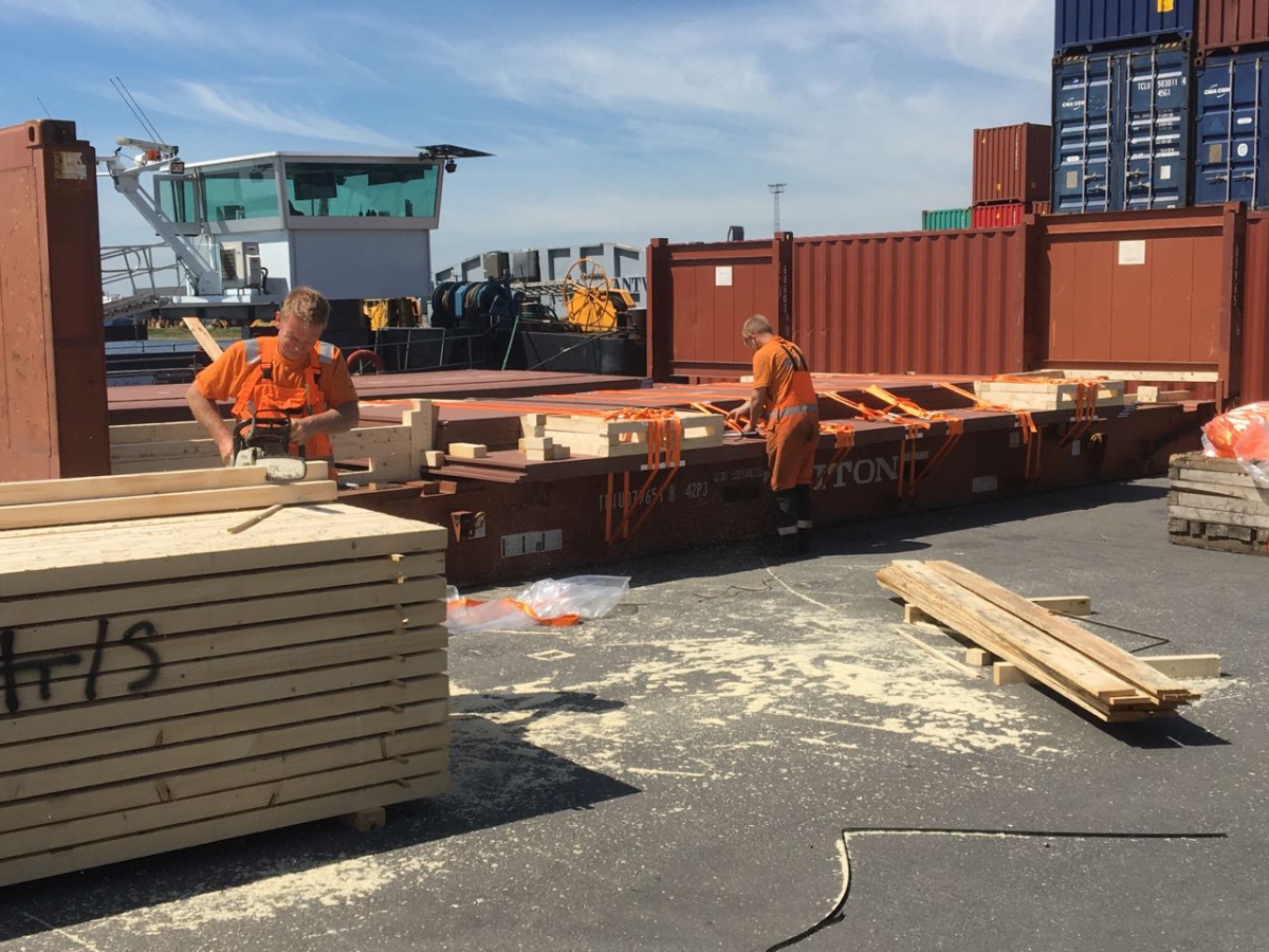 Special Ultra-Wide of Wear-resistant steel plates were packing at port-3